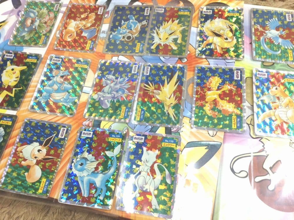 Cartas prisma holofoil de la colección Topsun con Mewtwo, Vaporeon y Eevee entre otras
